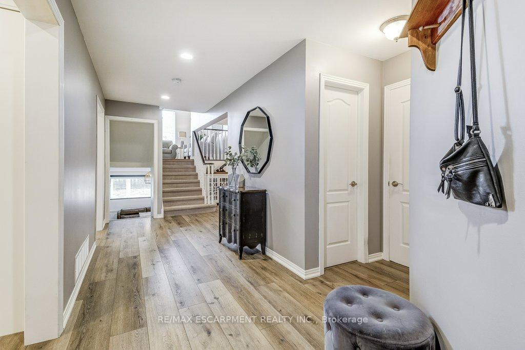 Photo 3 of 32 Brookhurst Crescent, Hamilton, Waterdown — HOMEH