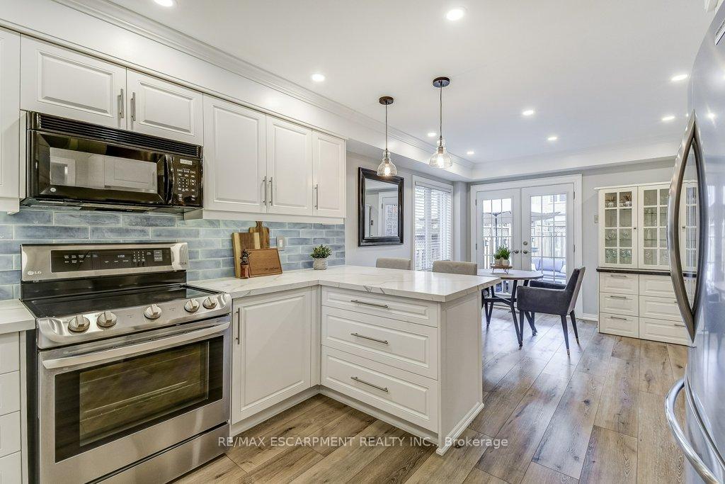 Photo 4 of 32 Brookhurst Crescent, Hamilton, Waterdown — HOMEH