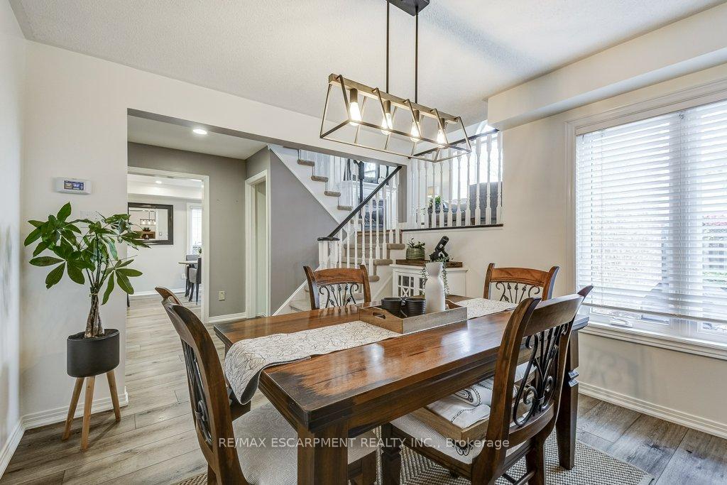 Photo 21 of 32 Brookhurst Crescent, Hamilton, Waterdown — HOMEH