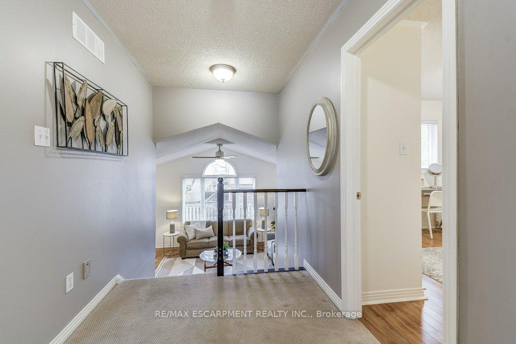 Photo 11 of 32 Brookhurst Crescent, Hamilton, Waterdown — HOMEH
