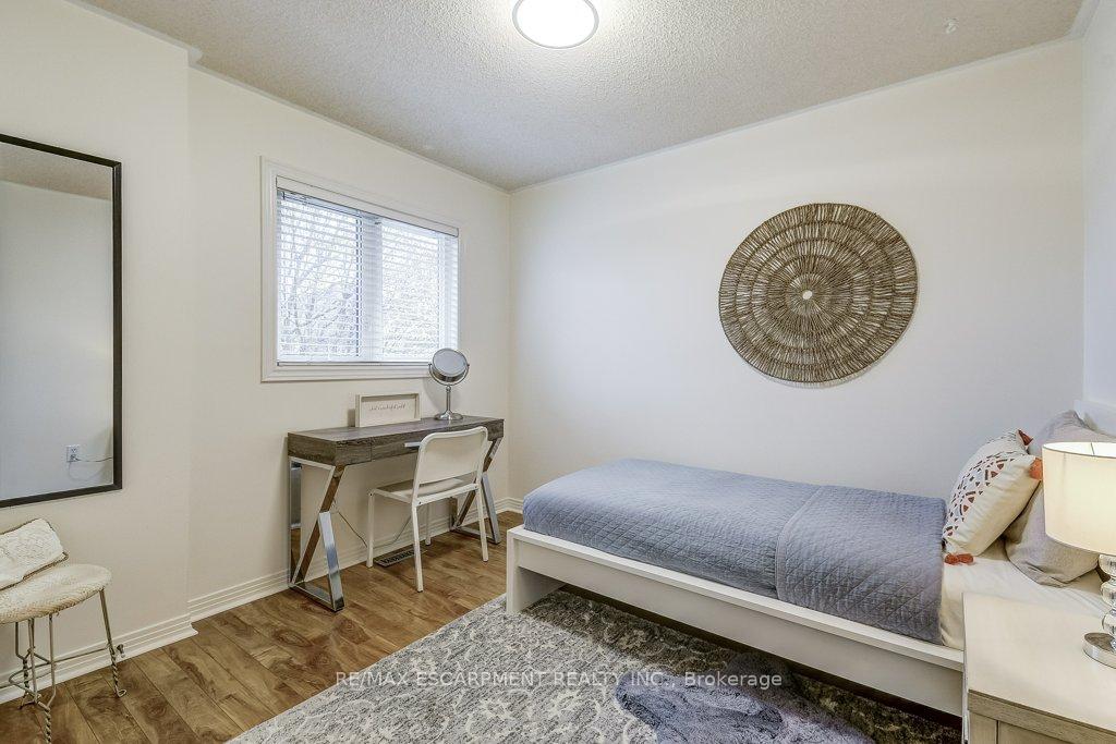 Photo 13 of 32 Brookhurst Crescent, Hamilton, Waterdown — HOMEH