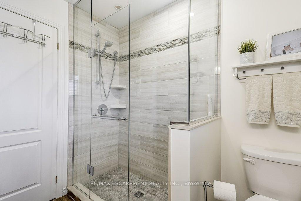 Photo 19 of 32 Brookhurst Crescent, Hamilton, Waterdown — HOMEH