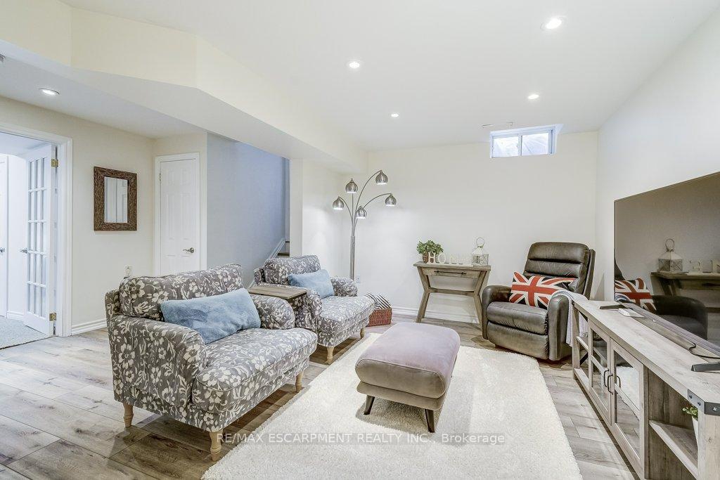 Photo 22 of 32 Brookhurst Crescent, Hamilton, Waterdown — HOMEH