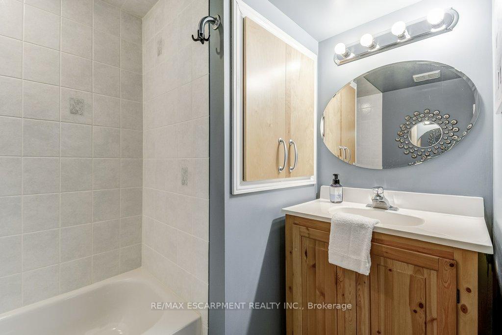 Photo 20 of 32 Brookhurst Crescent, Hamilton, Waterdown — HOMEH