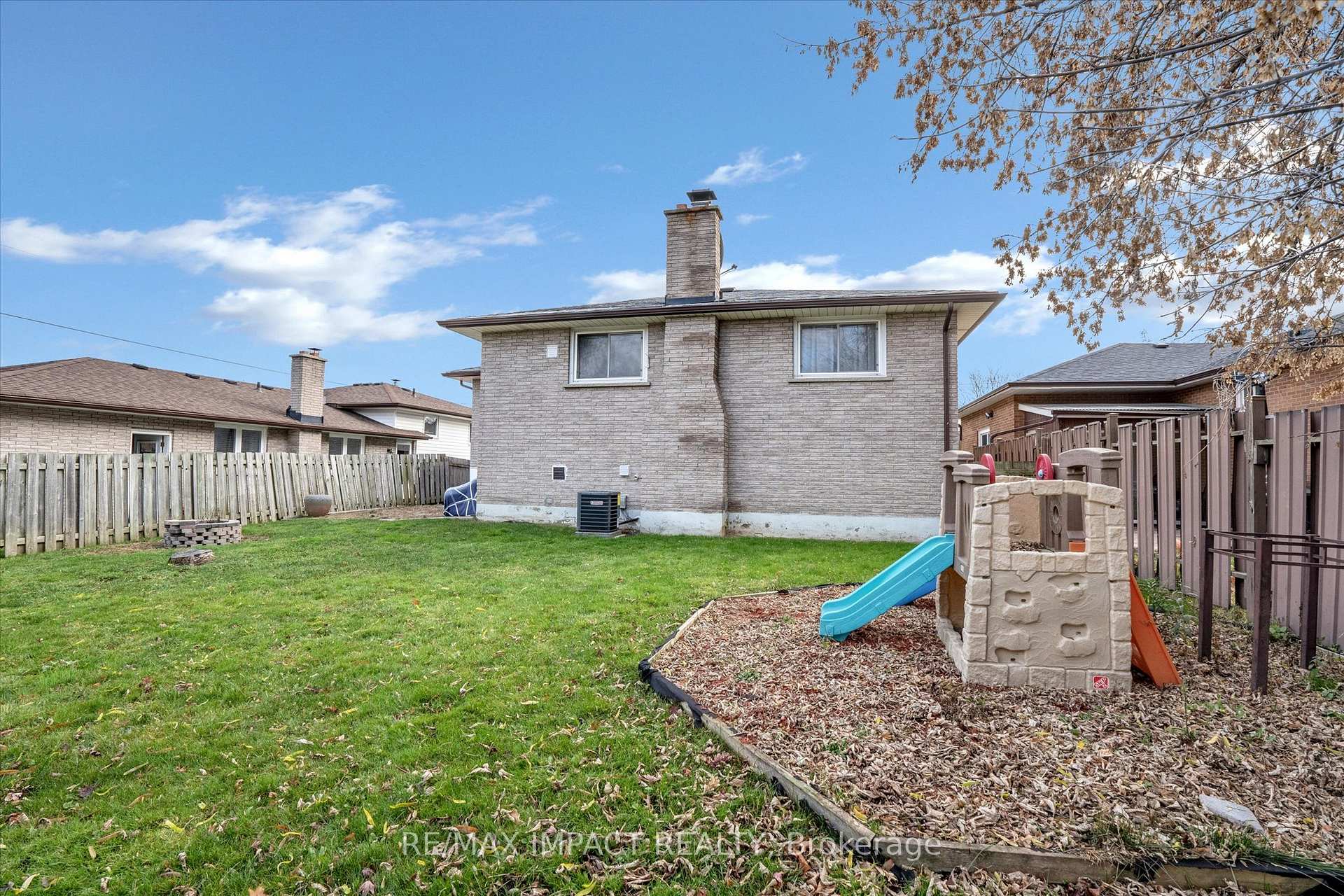 Photo 4 of 348 Ridgeway Avenue, Oshawa, McLaughlin — HOMEH