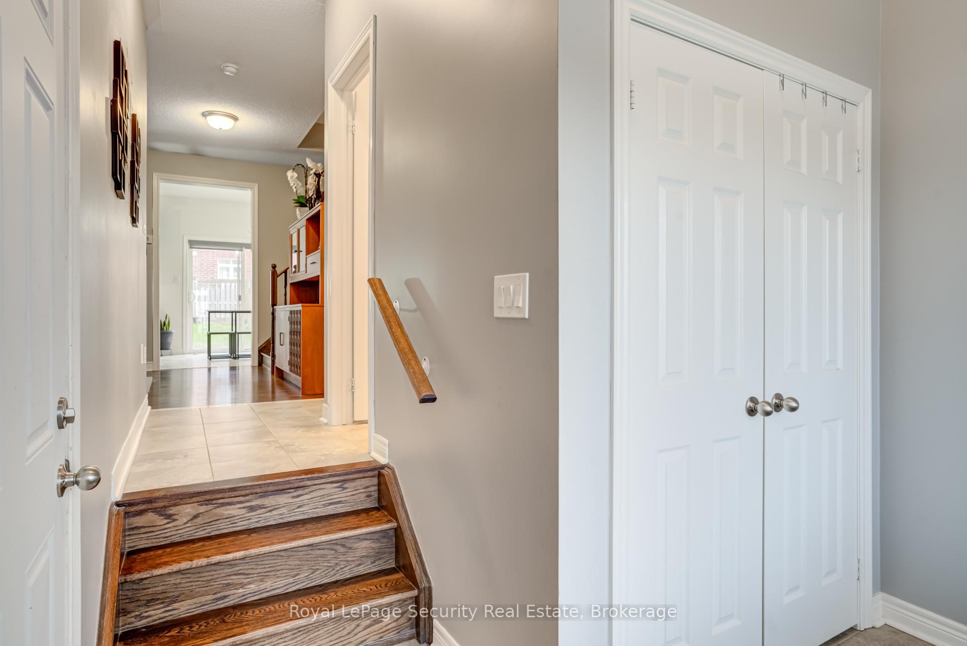 Photo 4 of 37 Snelgrove Crescent, Barrie, West Bayfield — HOMEH