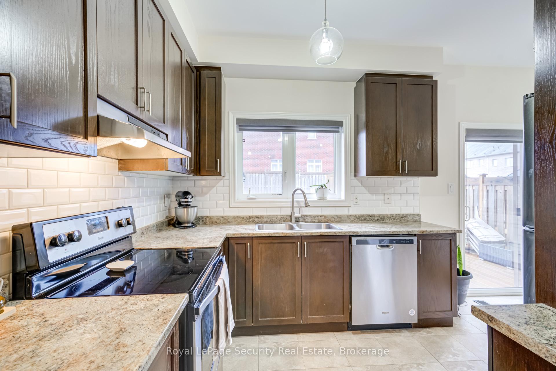 Photo 3 of 37 Snelgrove Crescent, Barrie, West Bayfield — HOMEH