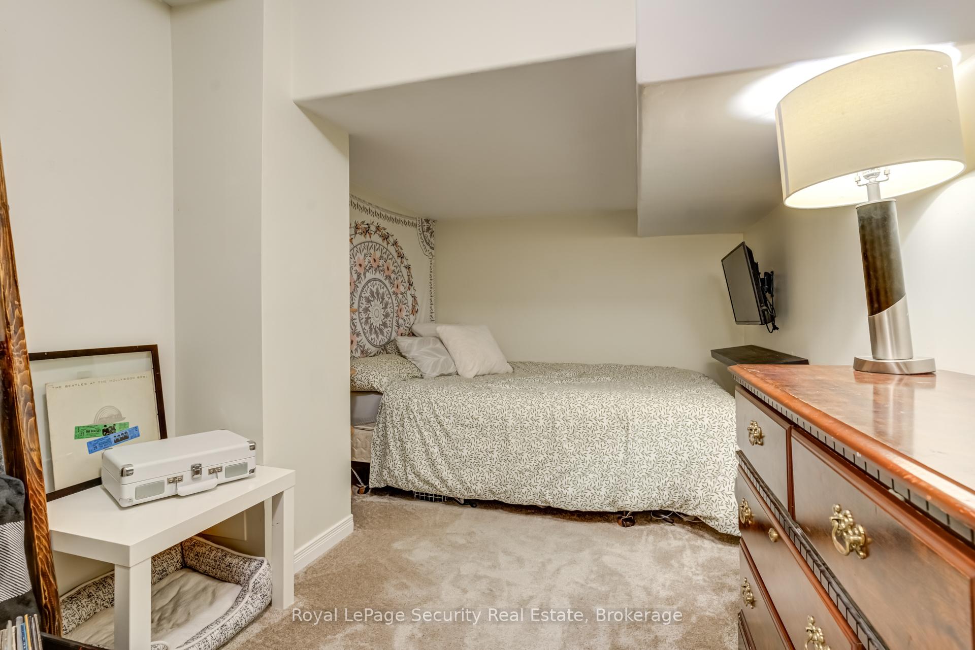 Photo 17 of 37 Snelgrove Crescent, Barrie, West Bayfield — HOMEH