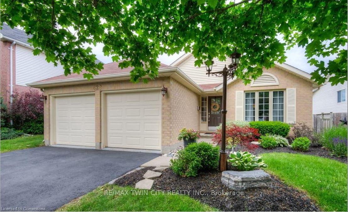 Photo 2 of 428 Timbercroft Crescent, Waterloo, Laurelwood — HOMEH