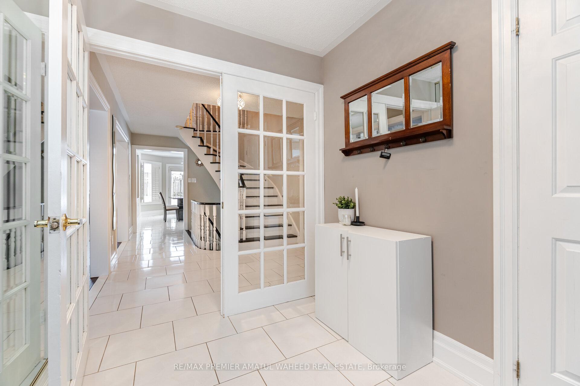 Photo 3 of 166 Killian Road, Vaughan, Maple — HOMEH
