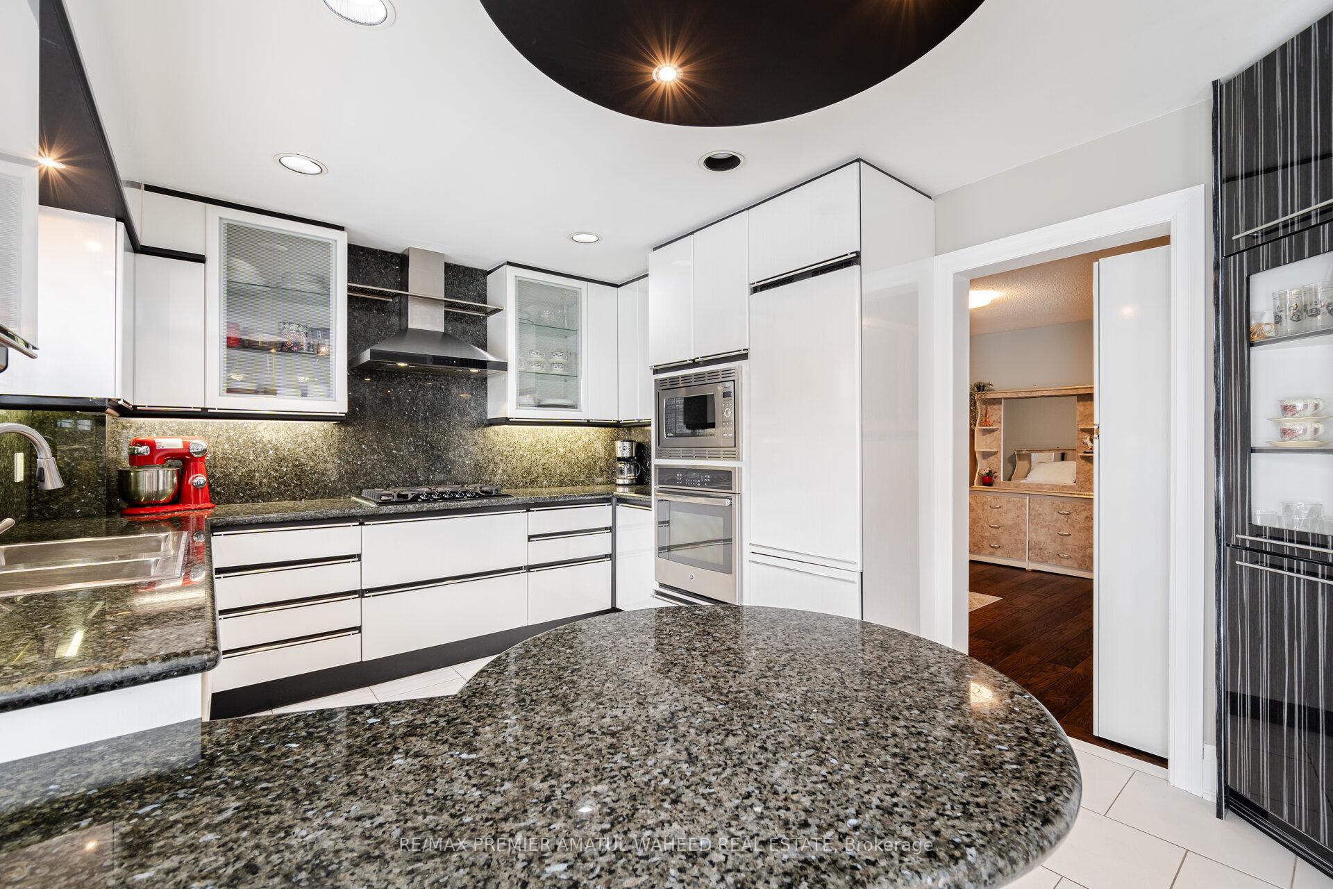 Photo 5 of 166 Killian Road, Vaughan, Maple — HOMEH