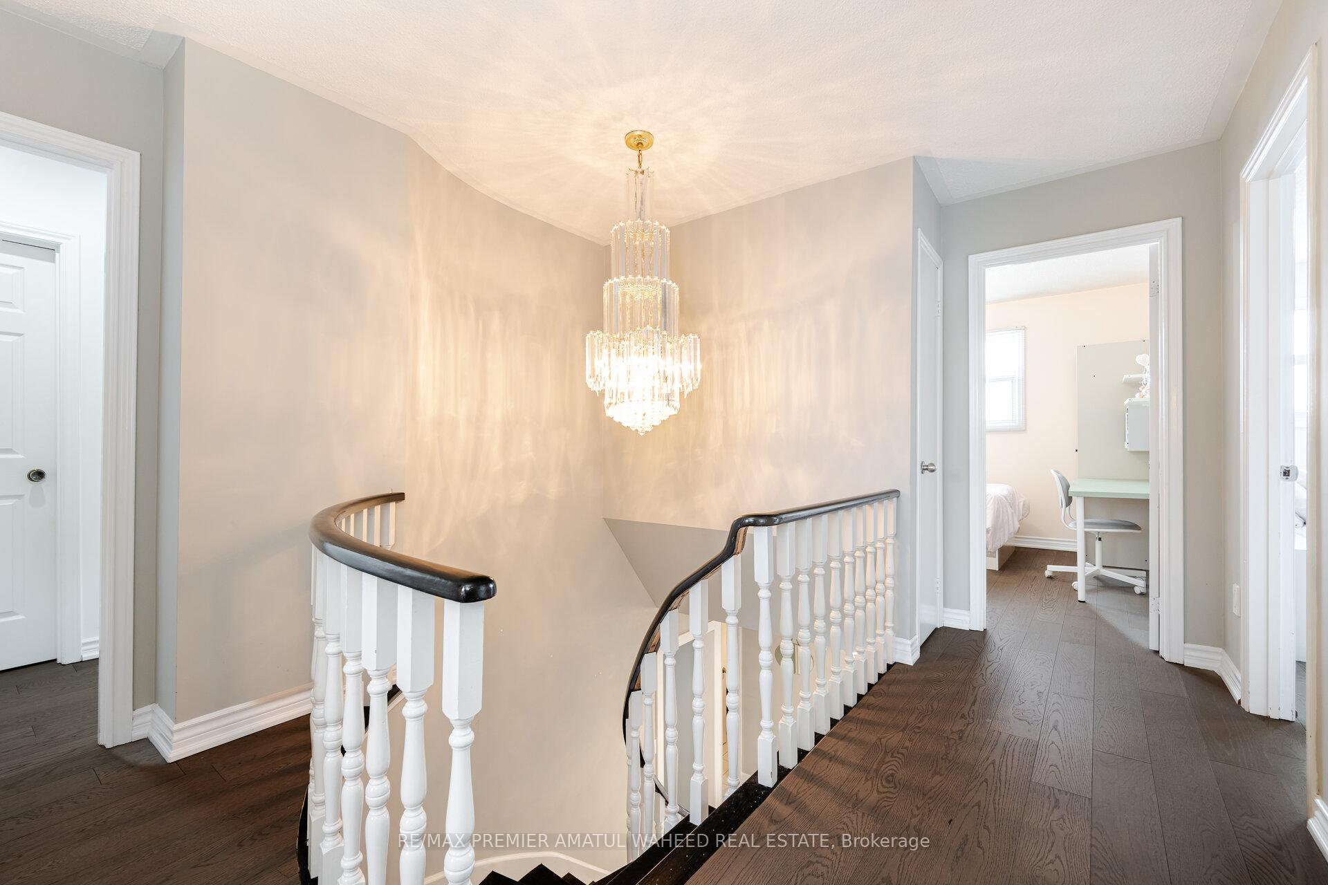 Photo 8 of 166 Killian Road, Vaughan, Maple — HOMEH