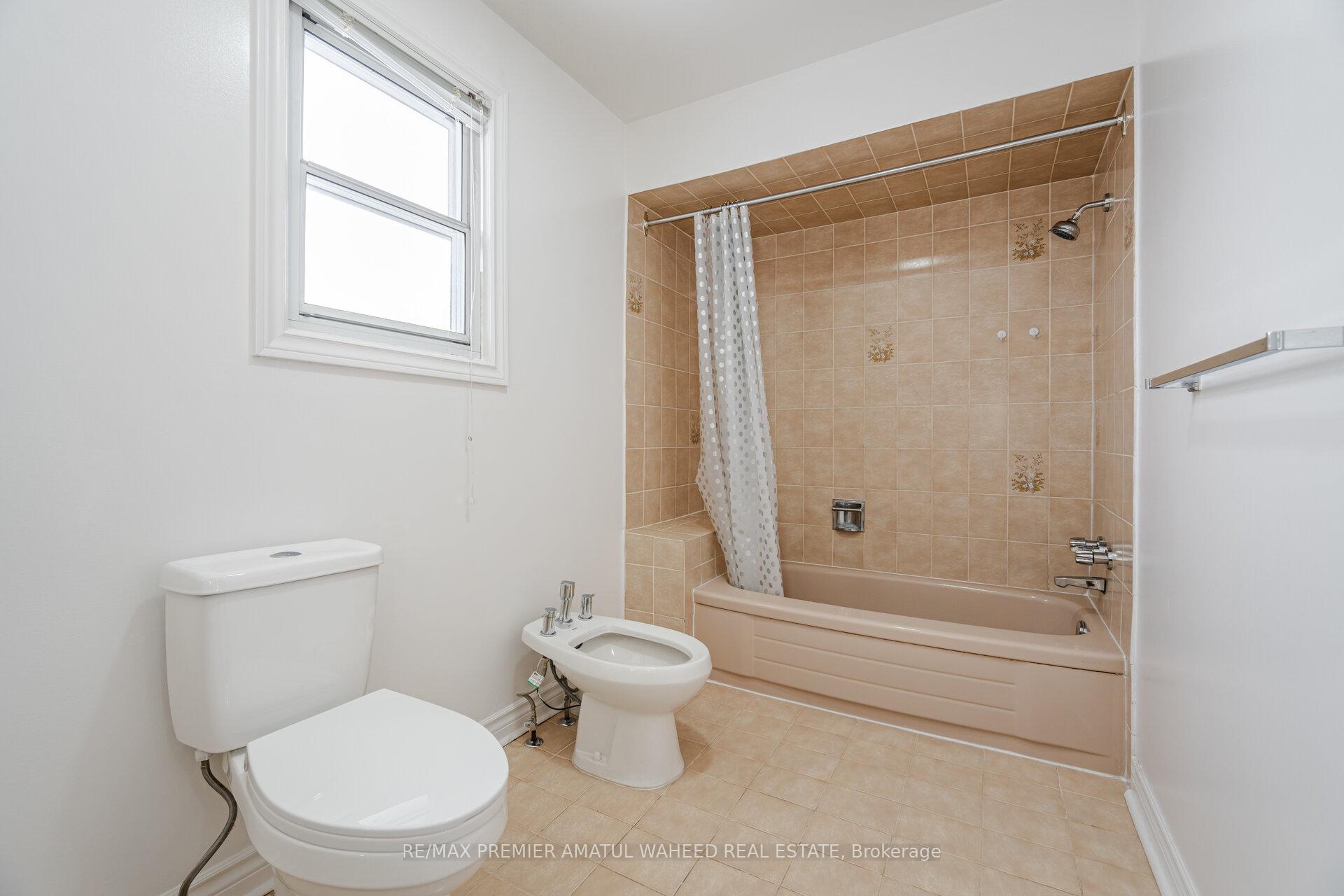Photo 12 of 166 Killian Road, Vaughan, Maple — HOMEH