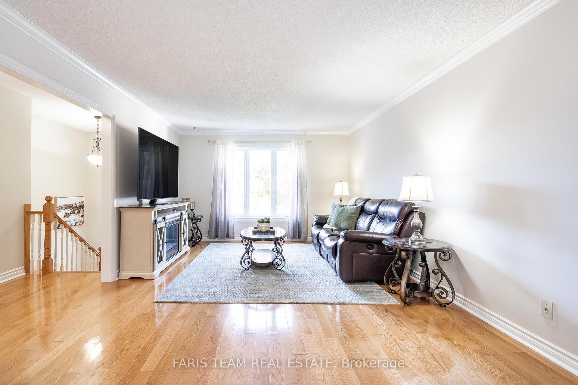 Photo 5 of 110 Chieftain Crescent, Barrie, Allandale Heights — HOMEH