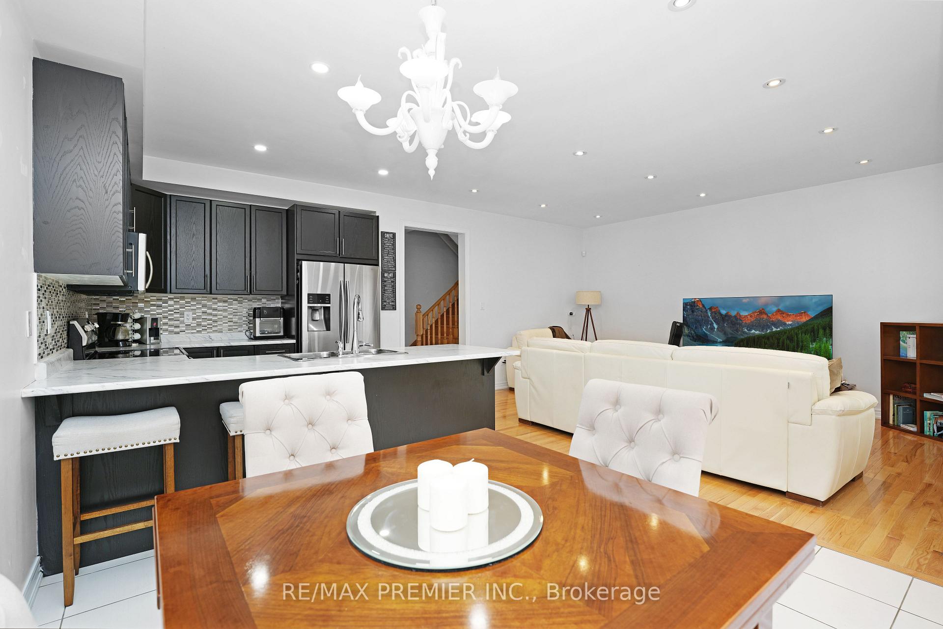 Photo 5 of 217 Barons Street, Vaughan, Kleinburg — HOMEH