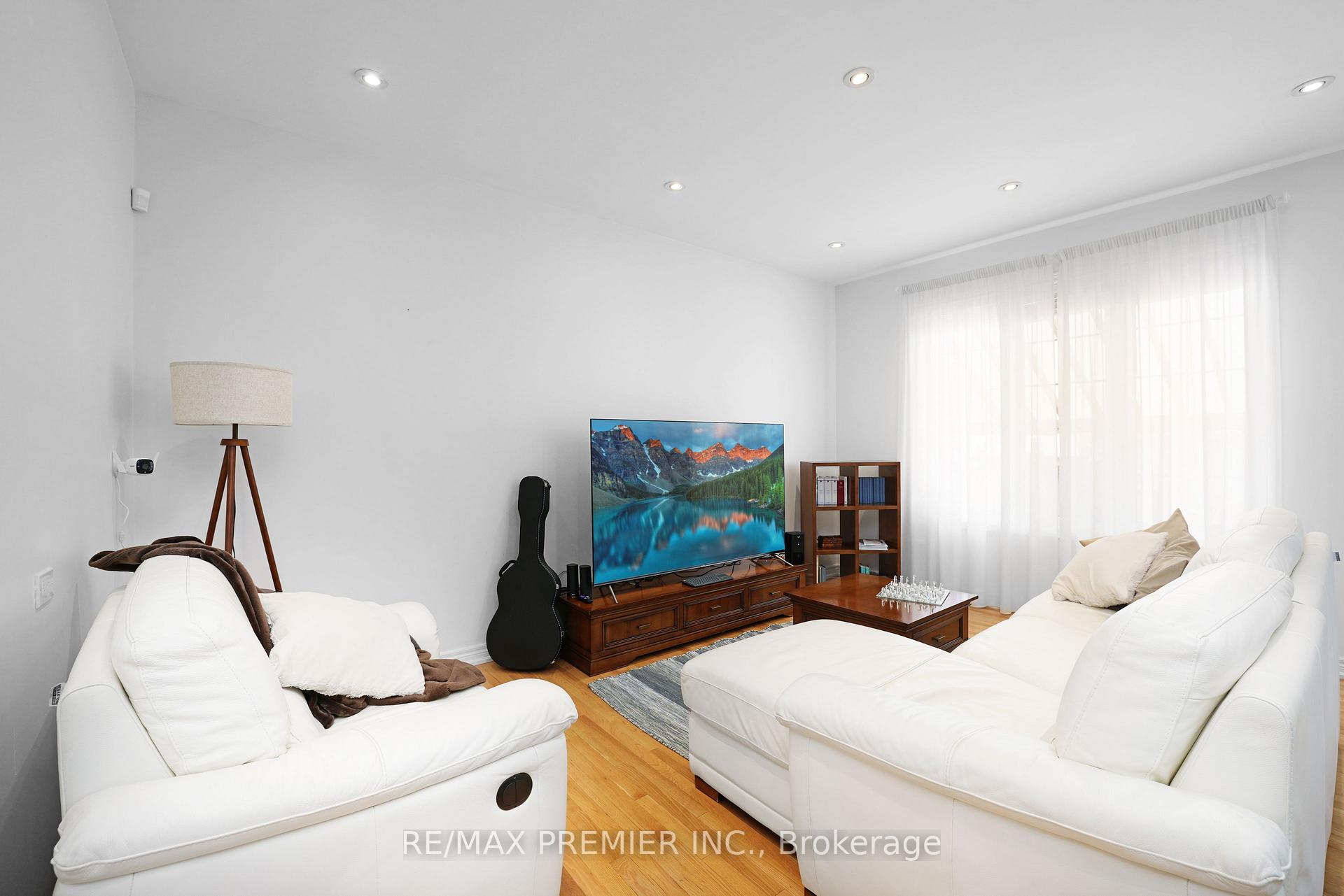 Photo 3 of 217 Barons Street, Vaughan, Kleinburg — HOMEH