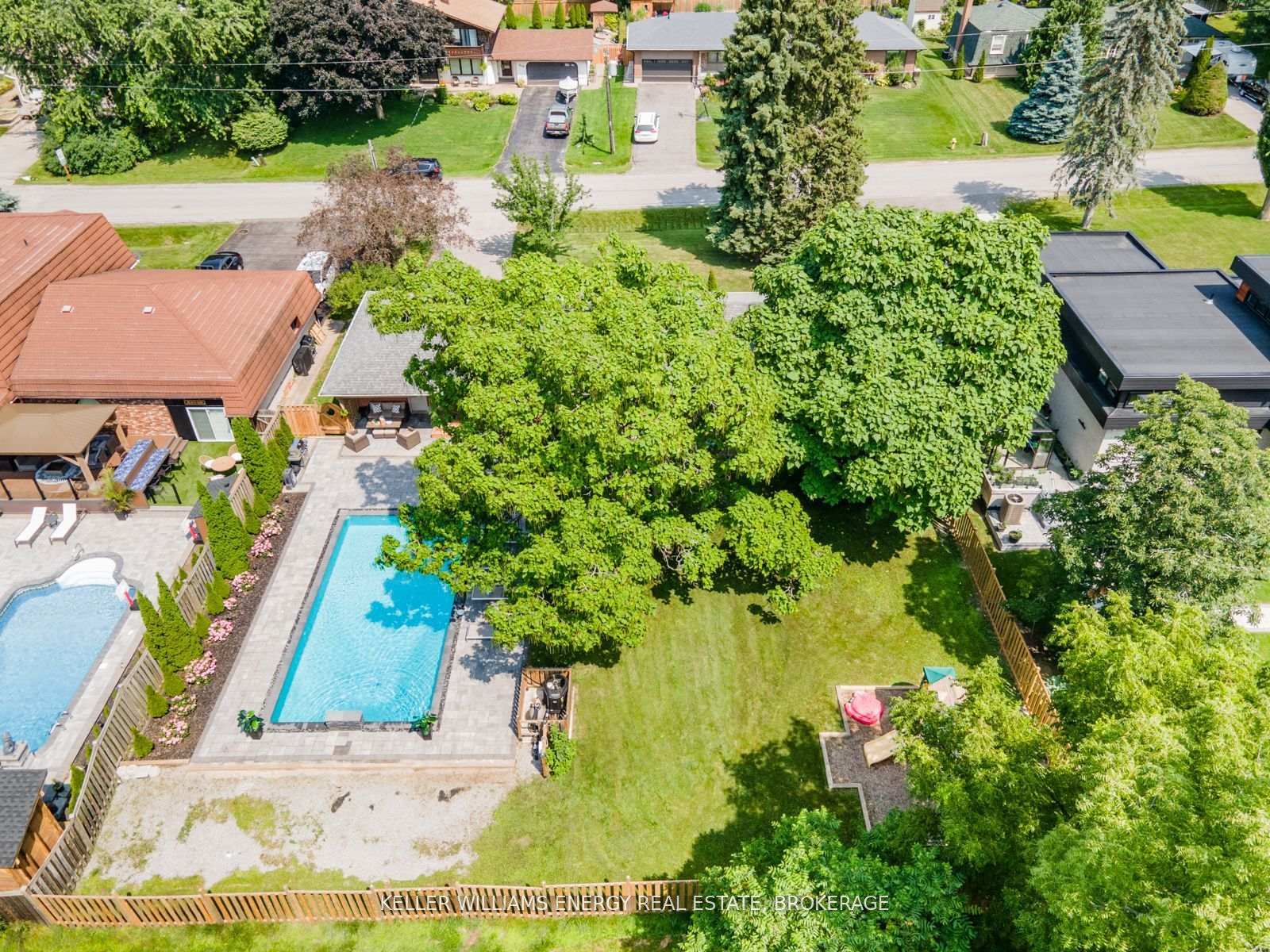 Photo 8 of 851 Swiss Heights, Oshawa, Pinecrest — HOMEH