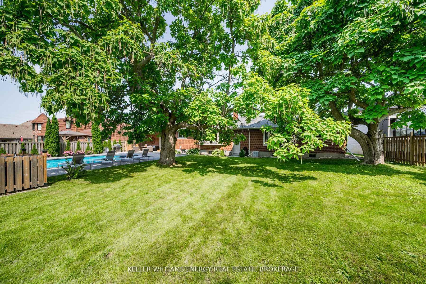 Photo 35 of 851 Swiss Heights, Oshawa, Pinecrest — HOMEH