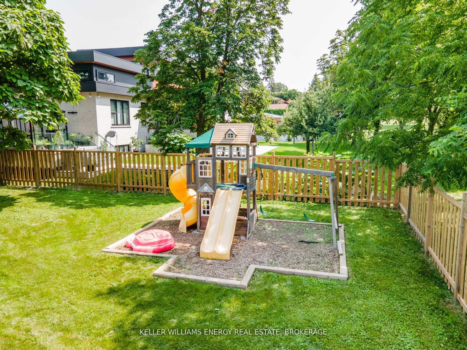 Photo 38 of 851 Swiss Heights, Oshawa, Pinecrest — HOMEH