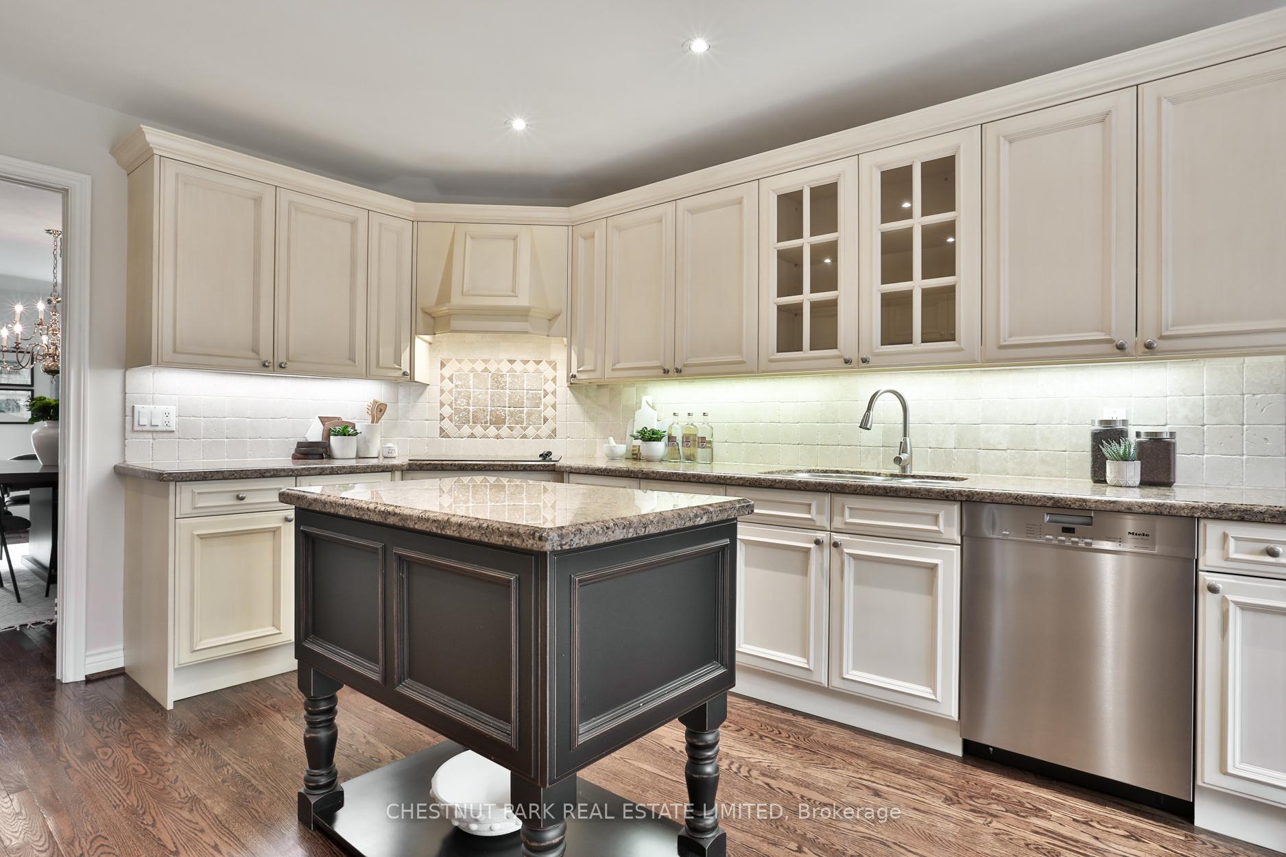Photo 3 of 24 McGlashan Court, Toronto, Bedford Park-Nortown — HOMEH
