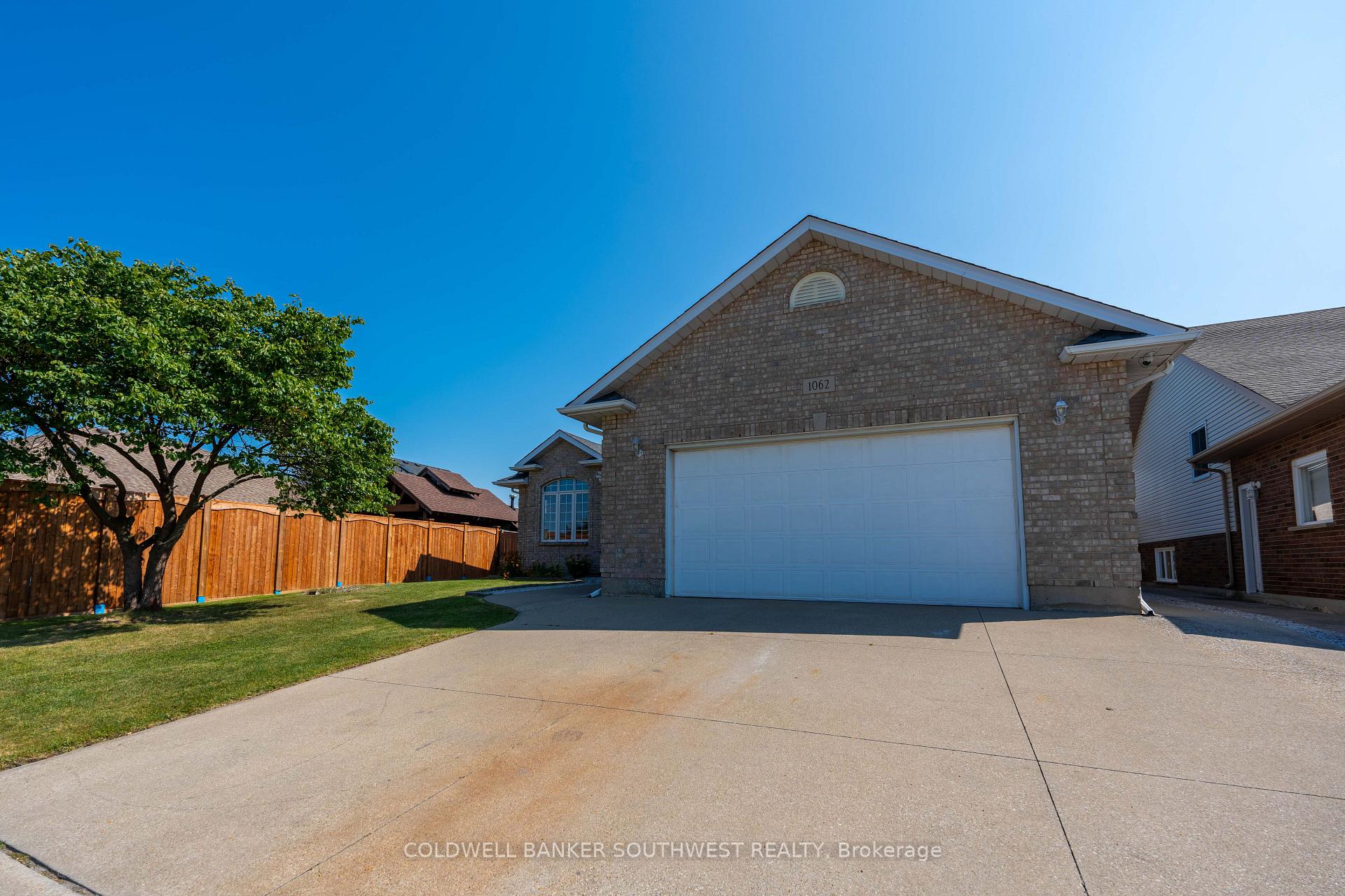 Photo 3 of 1062 Finch Drive E, Sarnia — HOMEH
