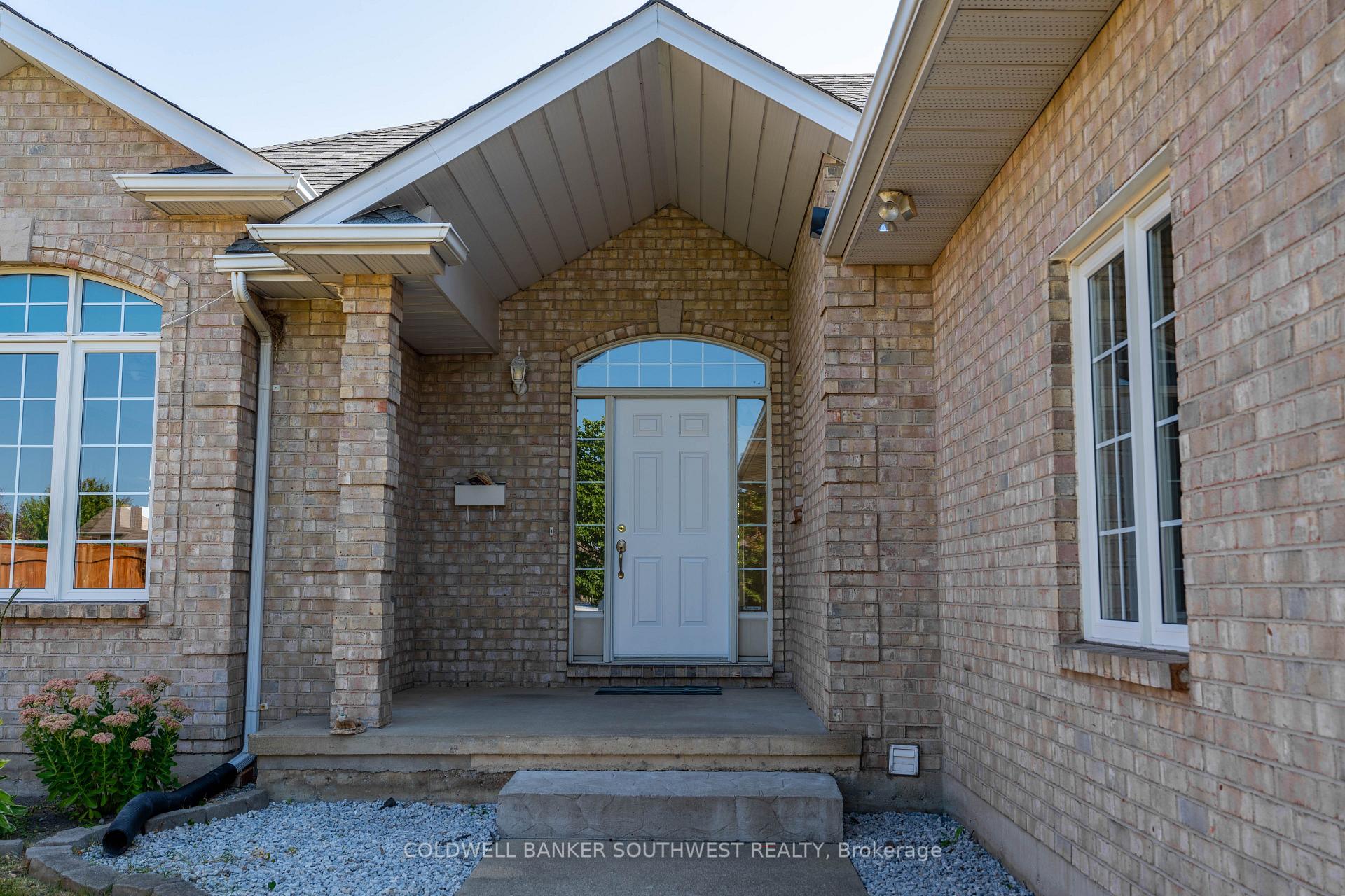 Photo 2 of 1062 Finch Drive E, Sarnia — HOMEH