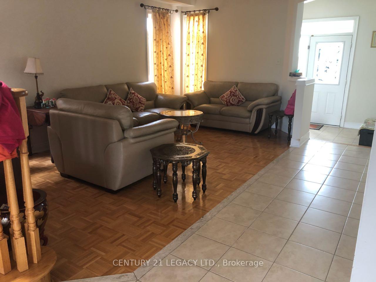 Photo 3 of 16 Prada Court, Brampton, Vales of Castlemore North — HOMEH
