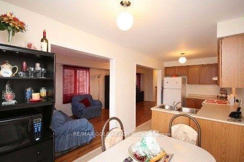 Photo 3 of 73 Roundstone Drive, Brampton, Credit Valley — HOMEH