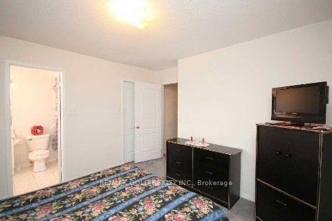 Photo 4 of 73 Roundstone Drive, Brampton, Credit Valley — HOMEH