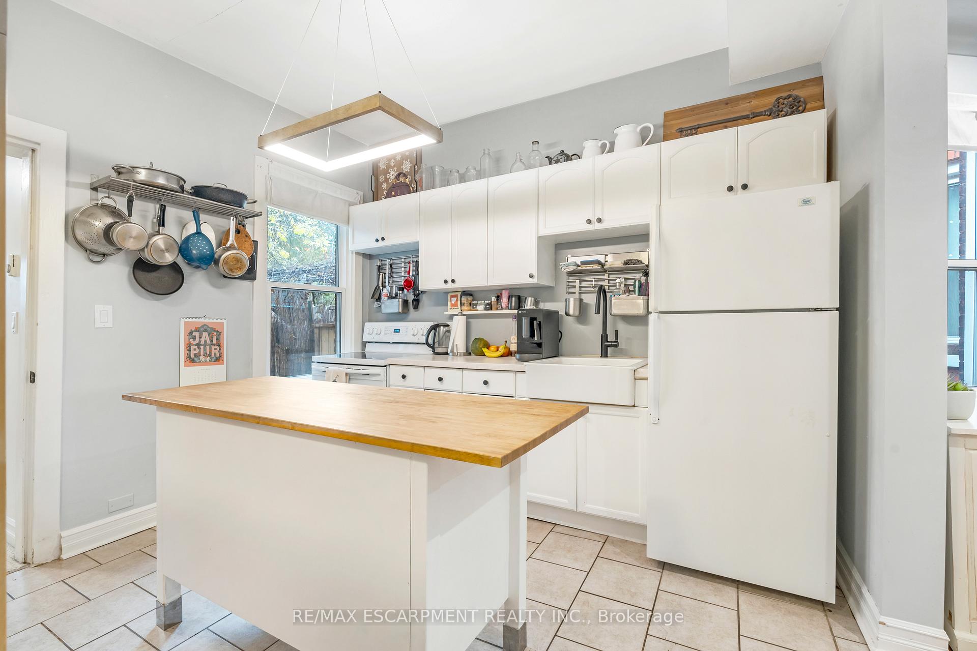 Photo 4 of 93 Peter Street, Hamilton, Strathcona — HOMEH