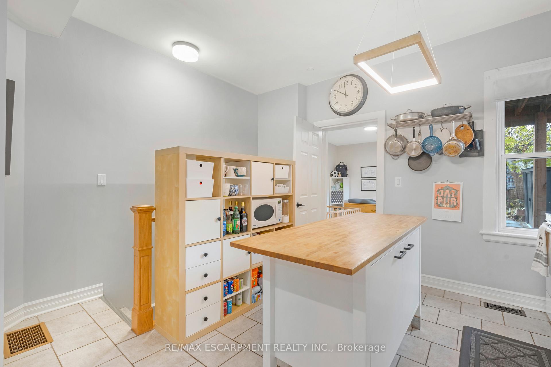 Photo 5 of 93 Peter Street, Hamilton, Strathcona — HOMEH