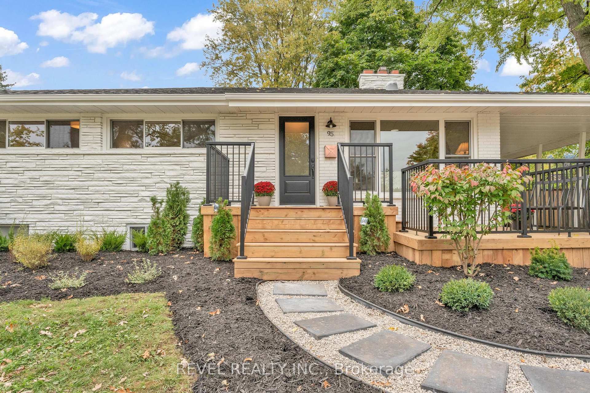 Photo 2 of 95 Seneca Drive, Hamilton, Ancaster — HOMEH
