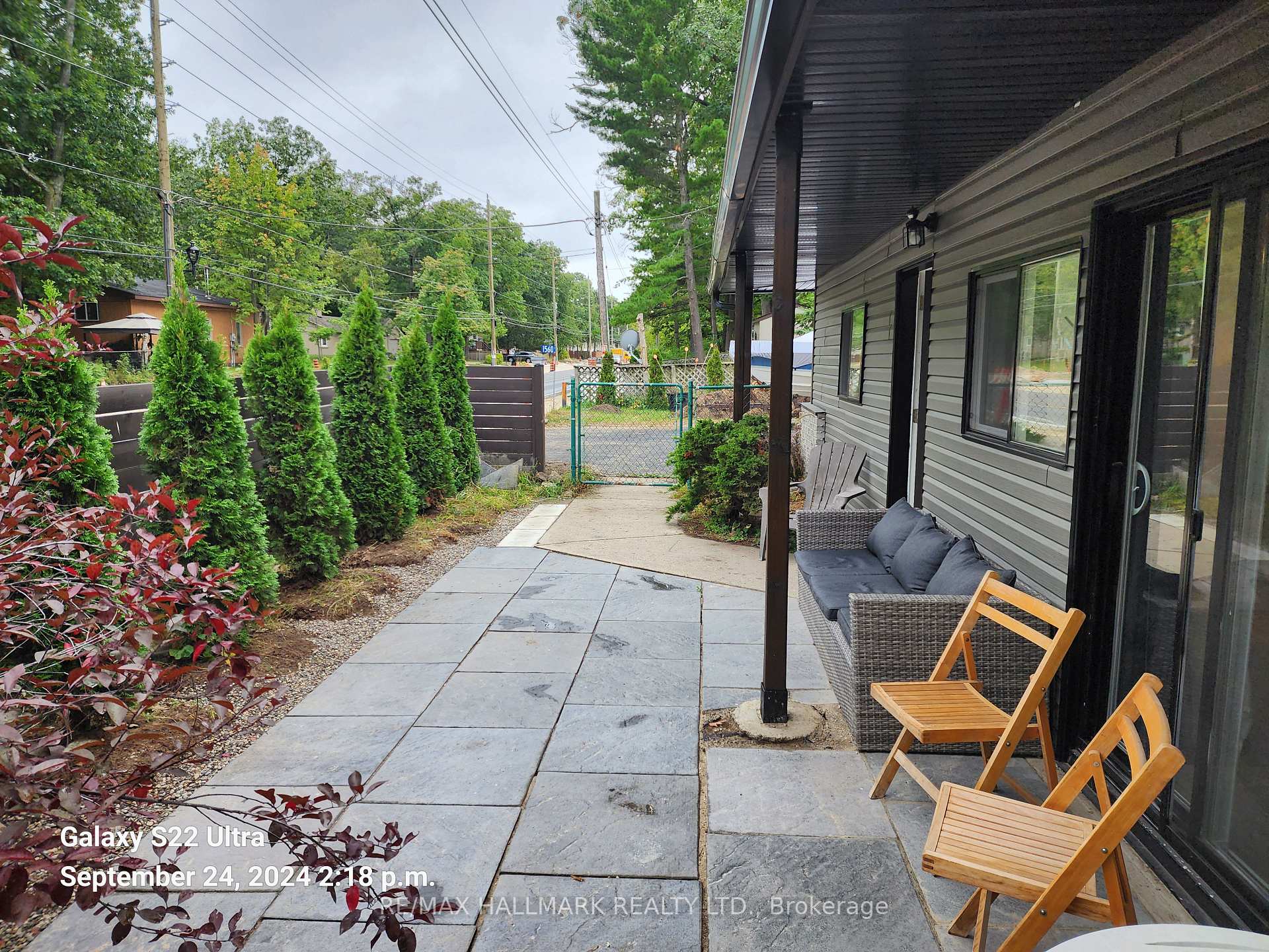 Front of 1560 River Road W