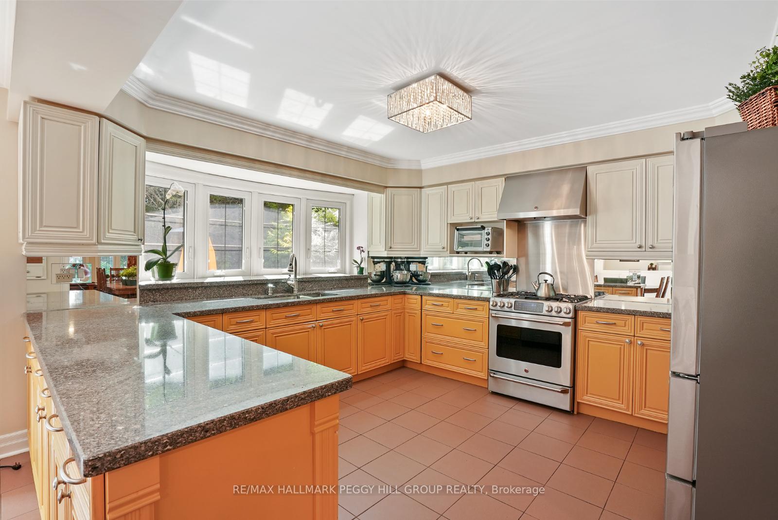 Photo 12 of 25 Grand Forest Drive, Barrie, Bayshore — HOMEH