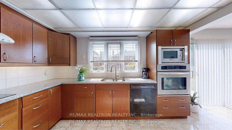 Photo 8 of 72 Spanhouse Crescent, Markham, Unionville — HOMEH