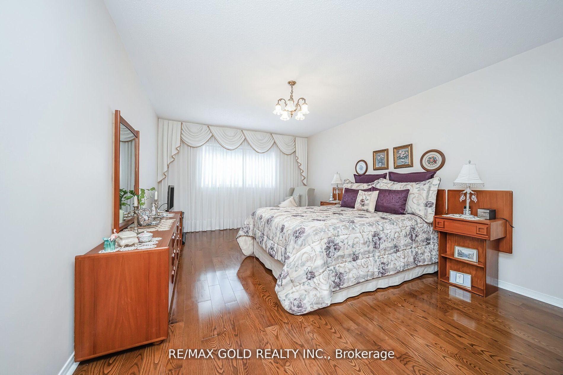 Photo 7 of Unit 2, 10 Pauline Crescent, Brampton, Fletcher's Meadow — HOMEH