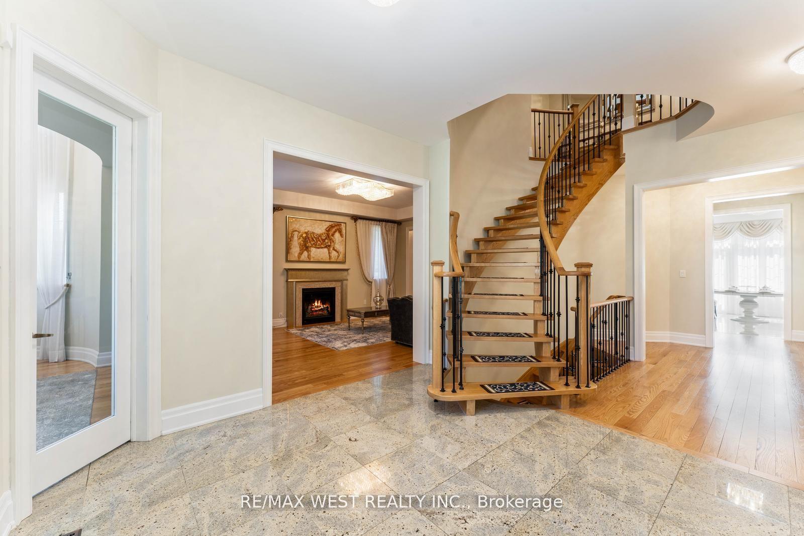 Photo 10 of 26 Winterlude Court, Vaughan, Kleinburg — HOMEH