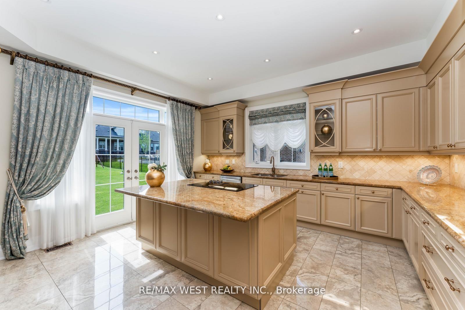 Photo 13 of 26 Winterlude Court, Vaughan, Kleinburg — HOMEH
