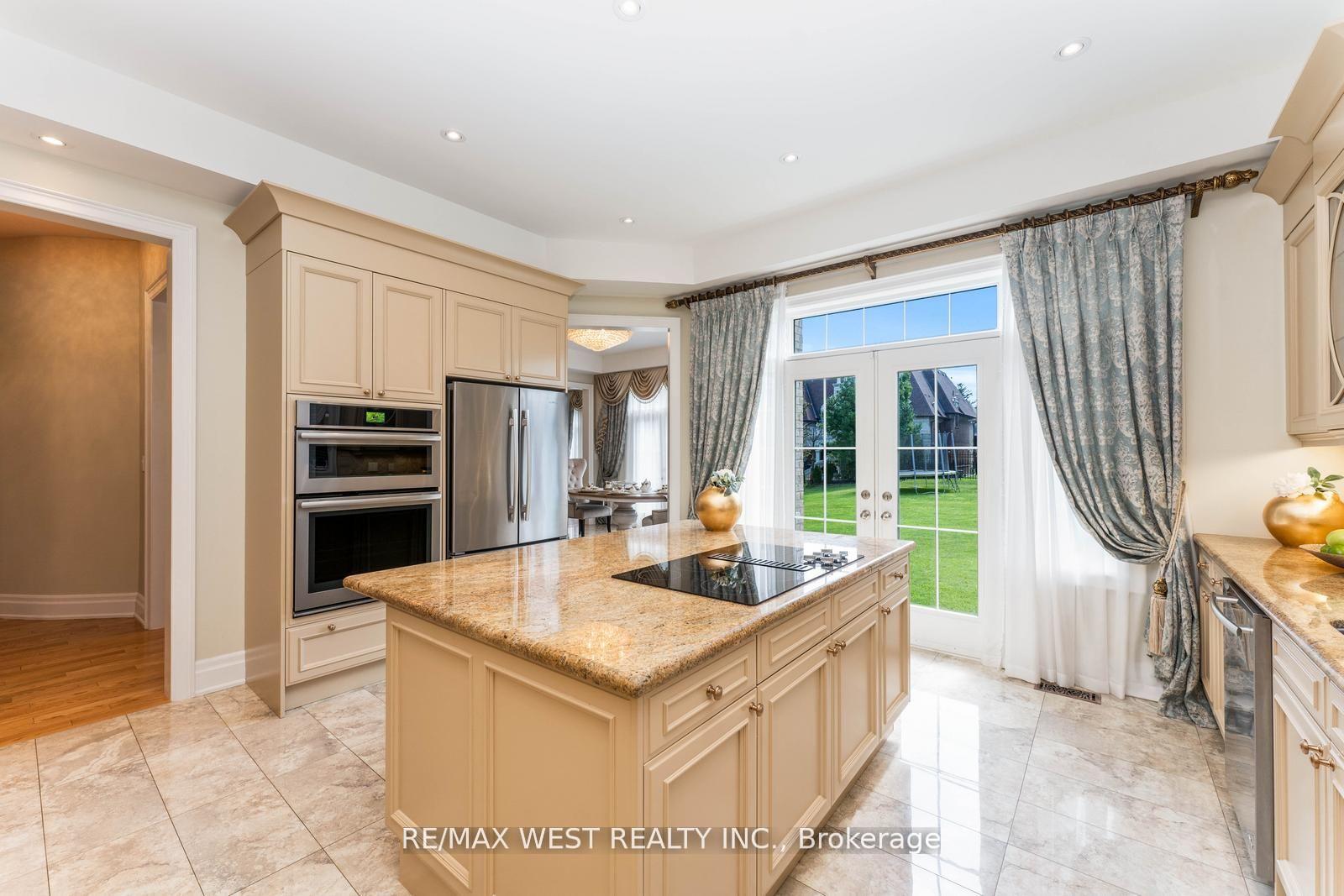Photo 9 of 26 Winterlude Court, Vaughan, Kleinburg — HOMEH