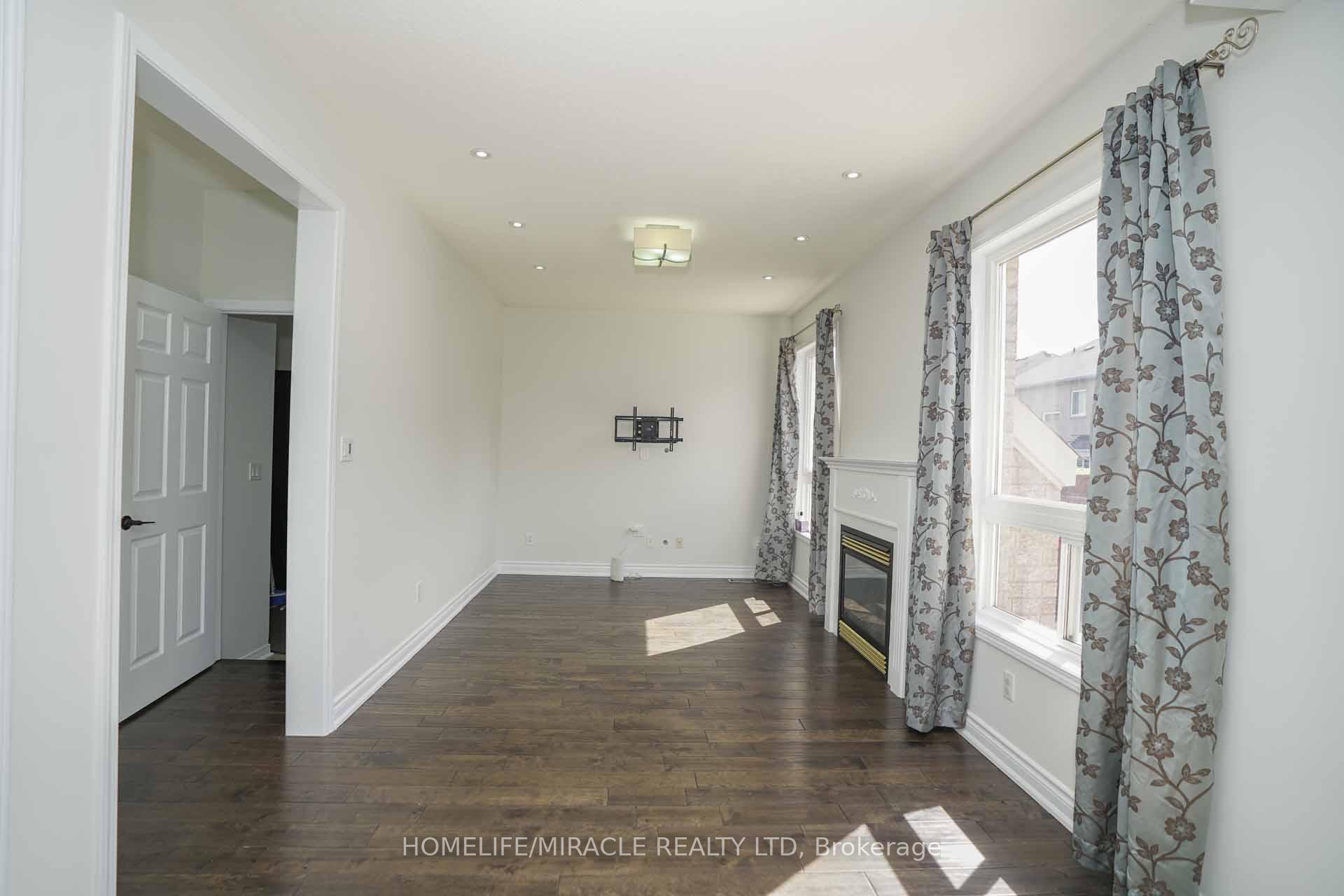 Photo 5 of 20 Cragg Crescent, Ajax, Northwest Ajax — HOMEH