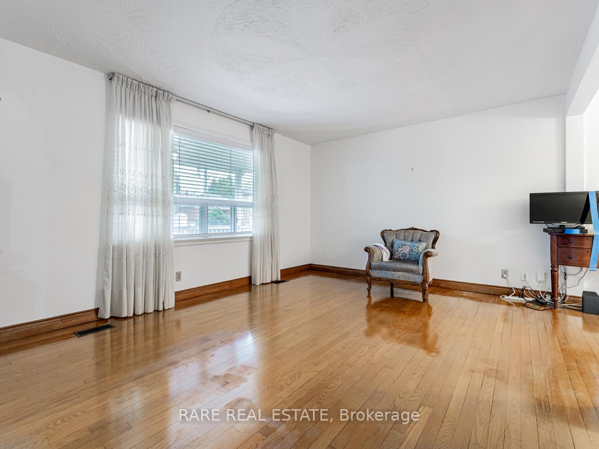 Photo 6 of 101 Hillmount Avenue, Toronto, Englemount-Lawrence — HOMEH