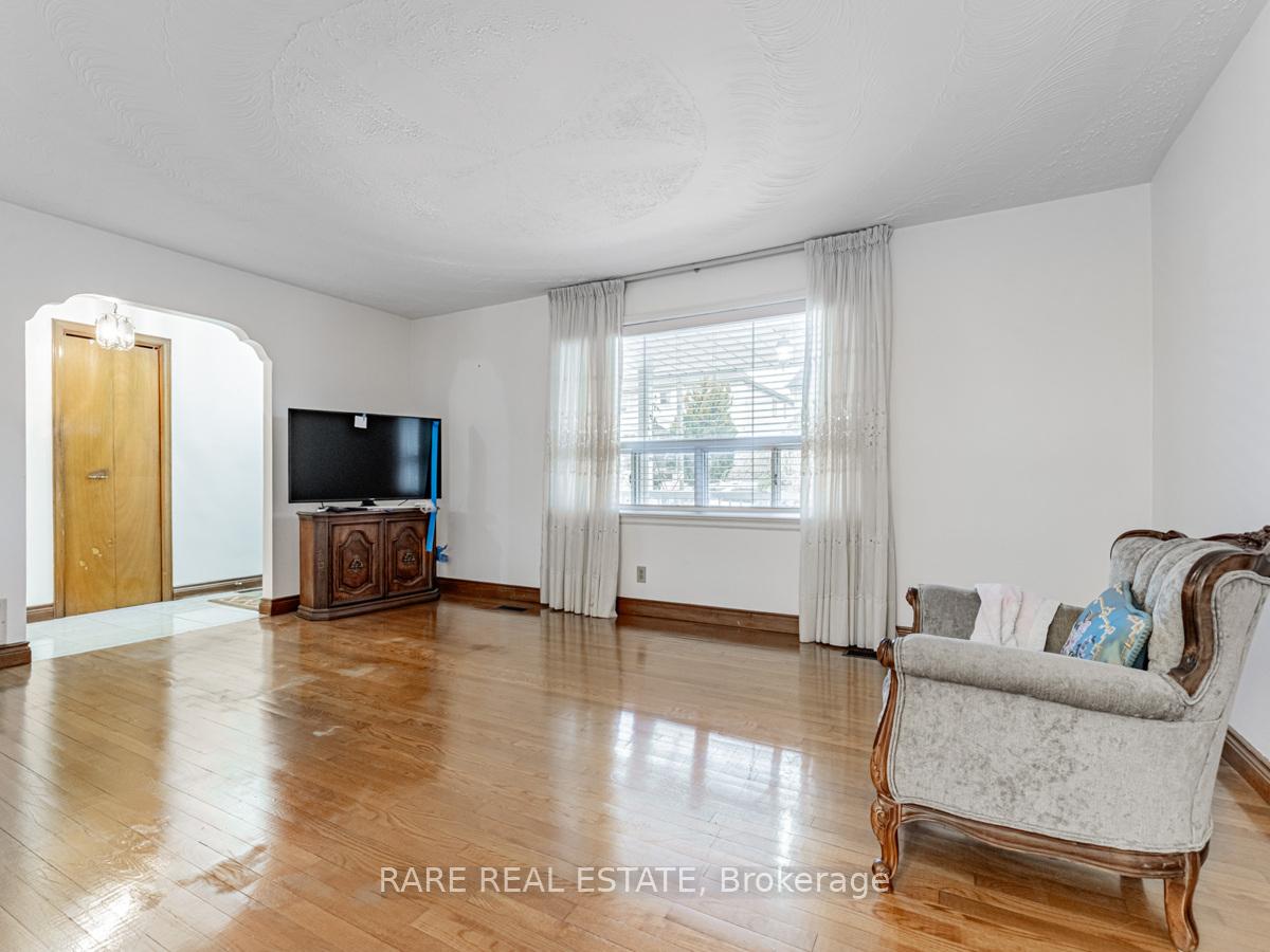 Photo 10 of 101 Hillmount Avenue, Toronto, Englemount-Lawrence — HOMEH