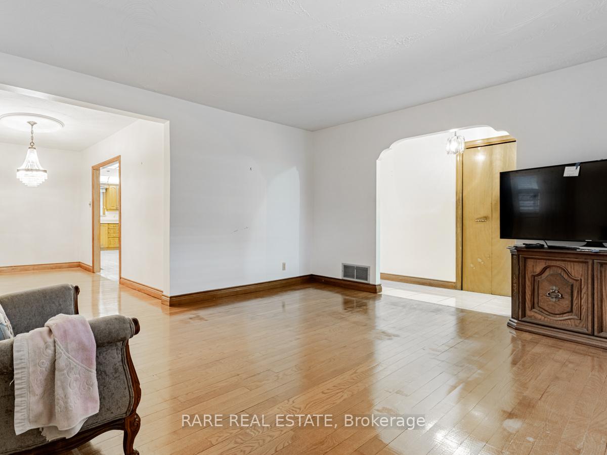 Photo 11 of 101 Hillmount Avenue, Toronto, Englemount-Lawrence — HOMEH