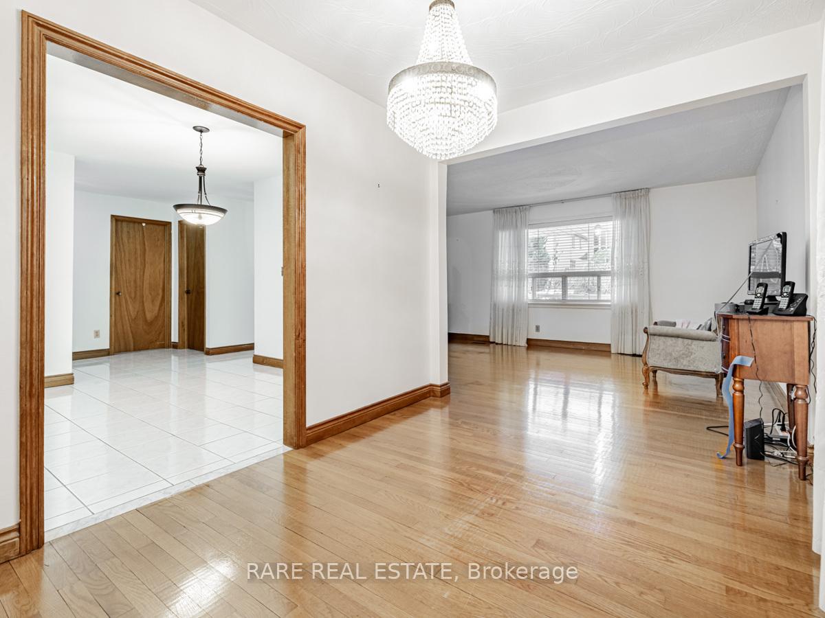 Photo 12 of 101 Hillmount Avenue, Toronto, Englemount-Lawrence — HOMEH