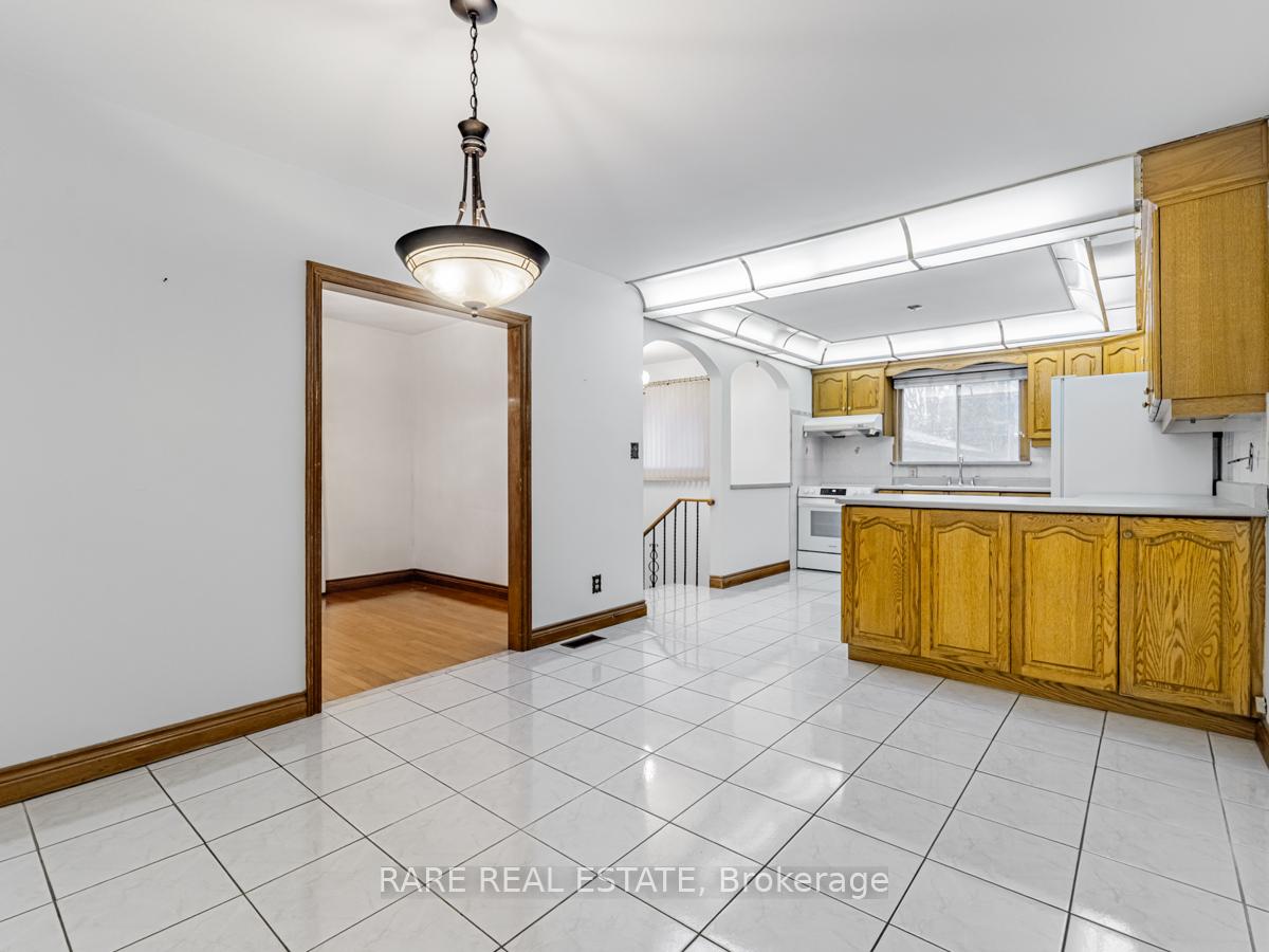 Photo 4 of 101 Hillmount Avenue, Toronto, Englemount-Lawrence — HOMEH