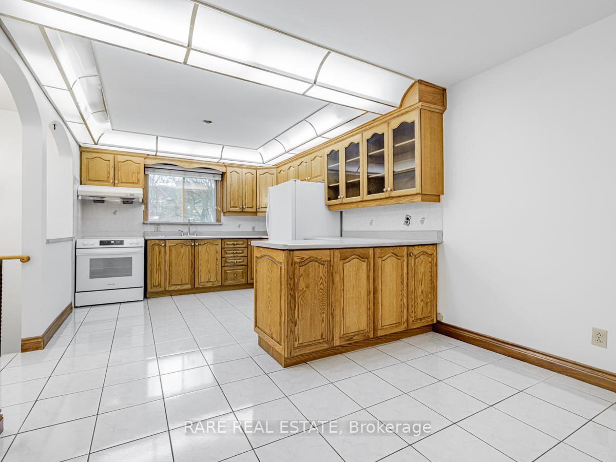 Photo 13 of 101 Hillmount Avenue, Toronto, Englemount-Lawrence — HOMEH