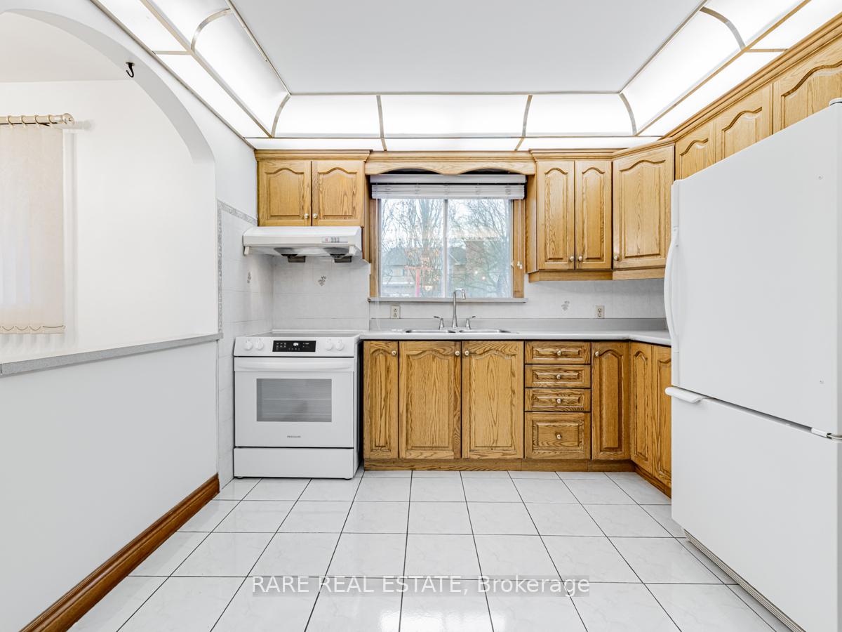 Photo 14 of 101 Hillmount Avenue, Toronto, Englemount-Lawrence — HOMEH