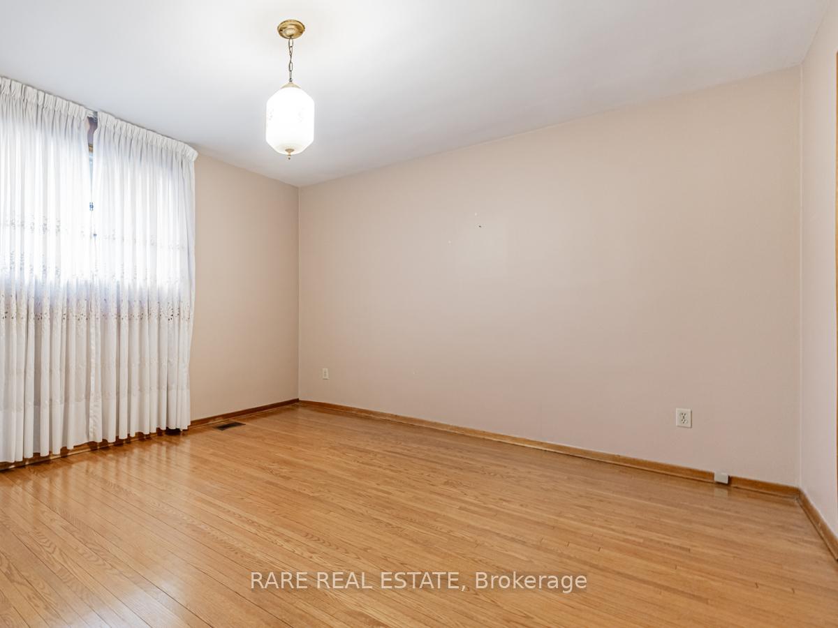 Photo 16 of 101 Hillmount Avenue, Toronto, Englemount-Lawrence — HOMEH