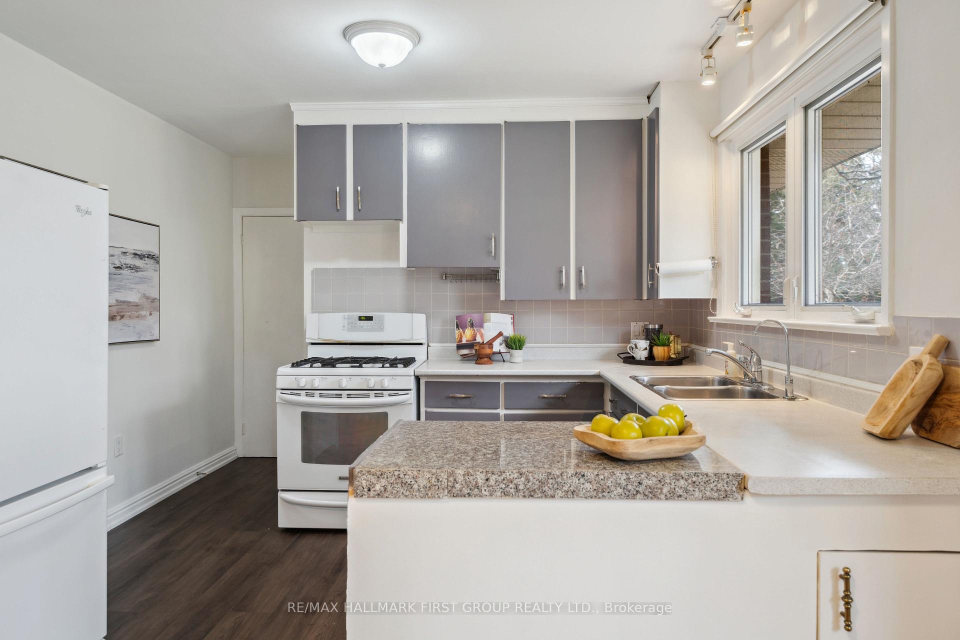 Photo 11 of 810 Henry Street, Whitby, Downtown Whitby — HOMEH