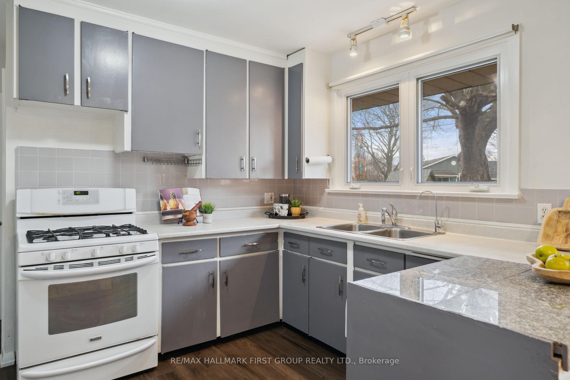 Photo 14 of 810 Henry Street, Whitby, Downtown Whitby — HOMEH